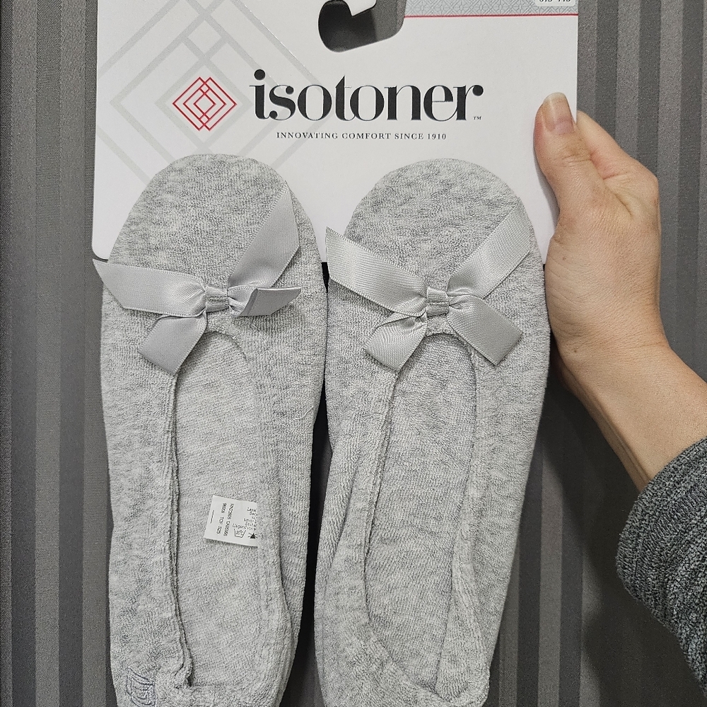 Isotoner Women's Light Gray Terry Slippers Size M, 6.5-7.5 NEW